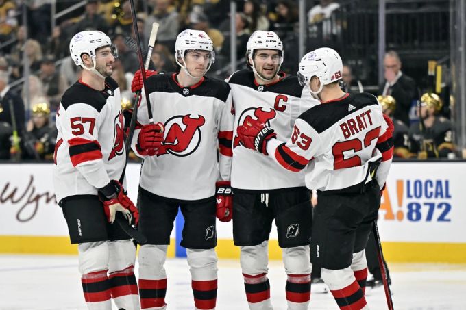 Captain Nico Hischier bejubelt in der NHL einen Treffer – zu einem Punkt reicht es den Devils aber nicht. NHL
