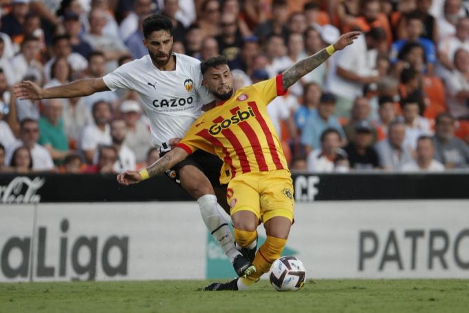 Eray Cömert (links) spielt seit Winter 2022 in der spanischen la Liga für Valencia. La Liga Cömert