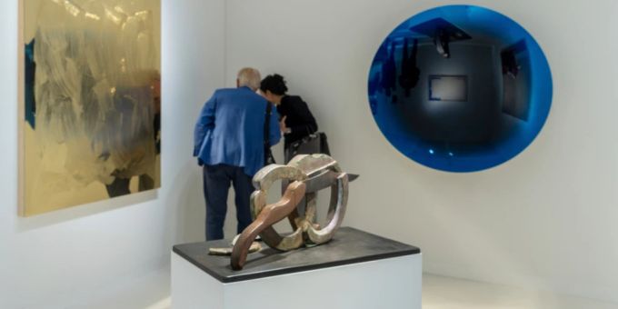 Die Pariser Galerie Kamel mennour verkaufte neben zwei Giacomettis auch ein Objekt von Anish Kapoor (rechts im Bild) für 650'000 Britische Pfund. Die Pariser Galerie Kamel mennour verkaufte neben zwei Giacomettis auch ein Objekt von Anish Kapoor (rechts im Bild) für 650'000 Britische Pfund.