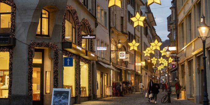 Weihnachtsbeleuchtung in der Kapellgasse der Luzerner Altstadt im Dezember 2020. In diesem Winter wird angesichts des drohenden Strommangels auf die festlichen Lichter verzichtet. luzern weihnachtsbeleuchtung energiekrise