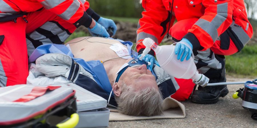 Bei einem Verdacht auf einen Herzinfarkt sollte man keine Scheu haben, den Rettungsdienst zu rufen.