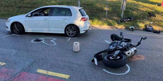 Verkehrsunfall mit Motorrad fordert leichtverletzten Mann