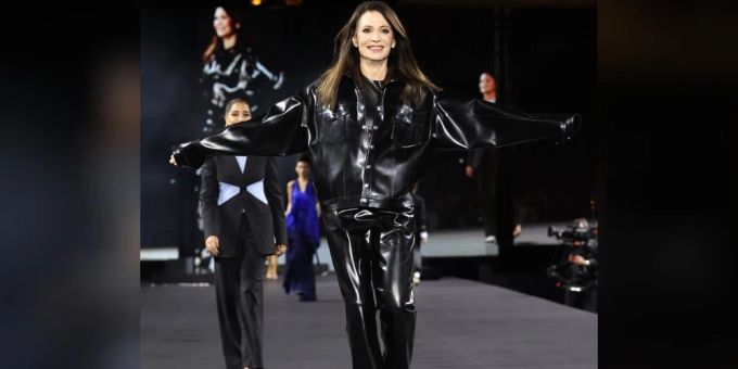 Iris Berben auf dem Catwalk im Herzen von Paris. Iris Berben auf dem Catwalk im Herzen von Paris.