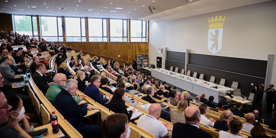 Bei der Verhandlung des Verfassungsgerichts zu den Berliner Wahlen ist der Hörsaal der Freien Universität gut gefüllt.