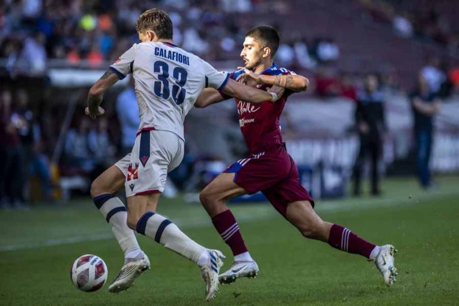 FCB-Verteidiger Riccardo Calafiori (l.) im Duell mit Alexis Antunes von Servette.