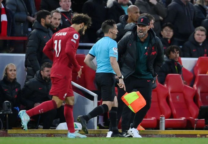 Jürgen Klopp schreit den Linienrichter an, nachdem dieser ein mutmassliches Foul an Salah nicht geahndet hatte. Jürgen Klopp
