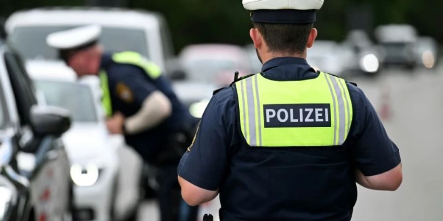 Polizisten bei einer Kontrolle