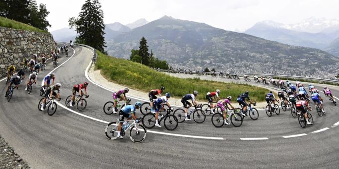 Das Fahrerfeld beim Giro d'Italia 2022. Giro d'Italia