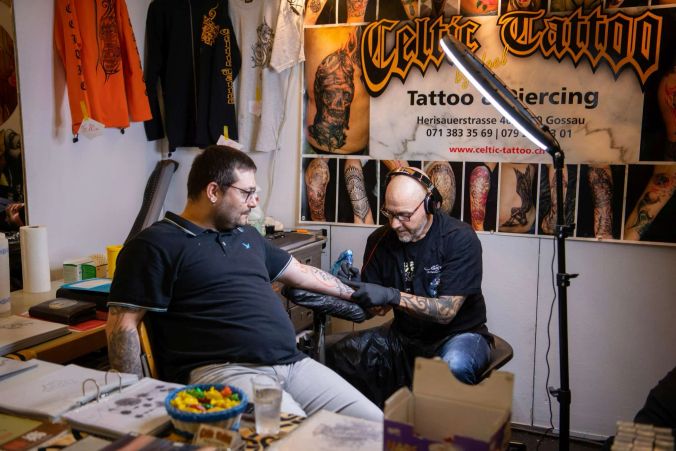 Angelo Olivia aus dem Rheintal lässt sich von "Igel" aus Gossau ein Tattoo stechen.