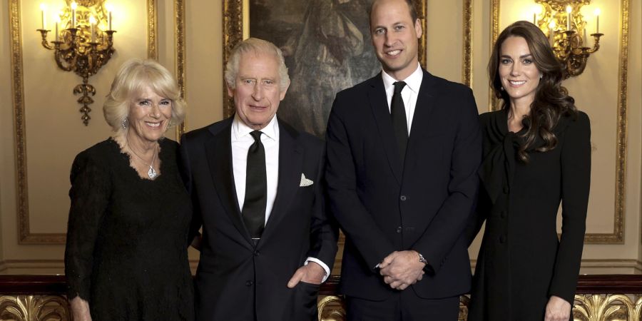 (v.l.) König Charles mit Camilla und Prinz of Wales William mit Kate.