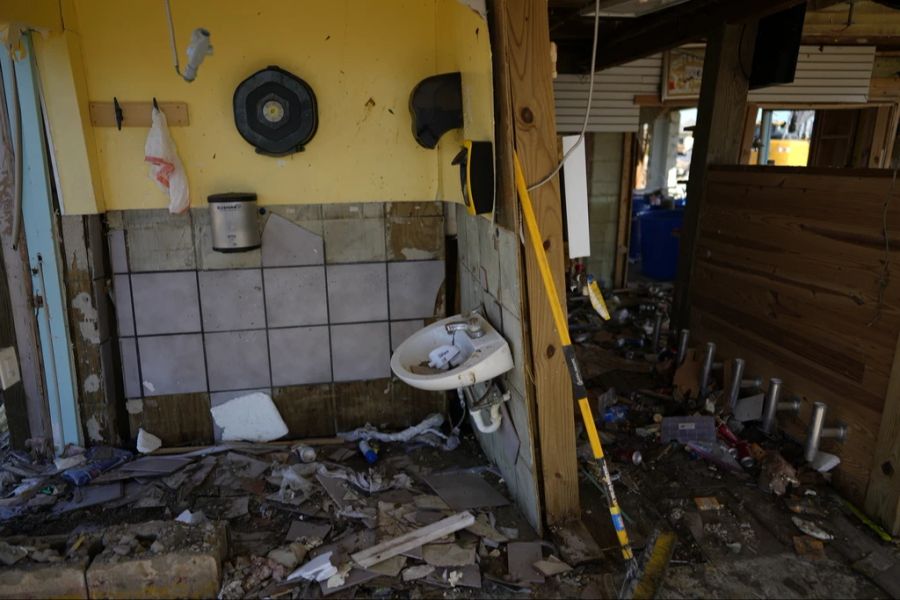 Ein zersörtes Badezimmer in einem Haus in Fort Myers Beach.