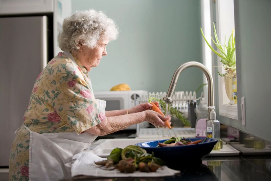 Frau Küche Waschbecken Karotte Wasser