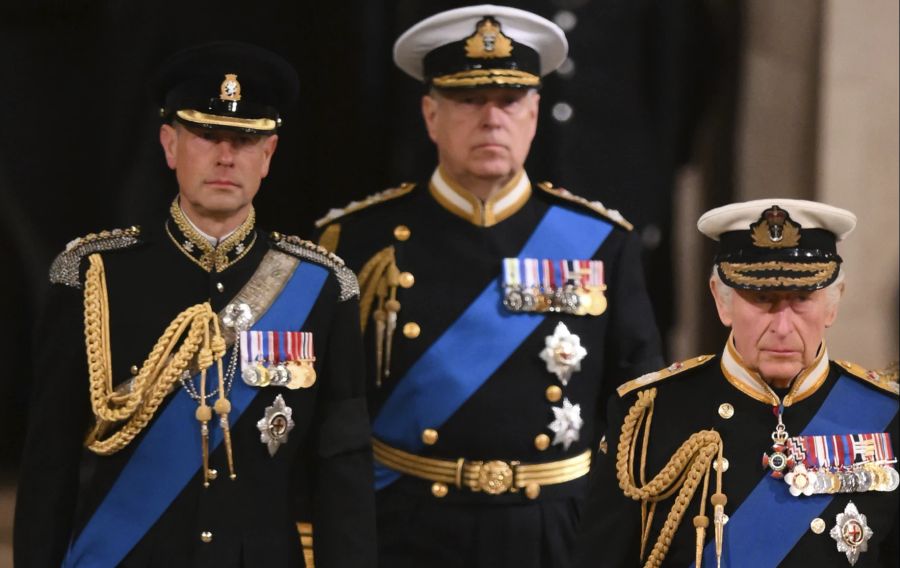 Prinz Andrew (M.) in seiner Uniform bei der Totenwache seiner Mutter Queen Elizabeth.