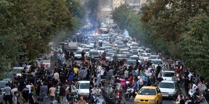 Im Iran protestieren Tausende nach dem Tod von Mahsa Amini in Polizeigewahrsam. Iran