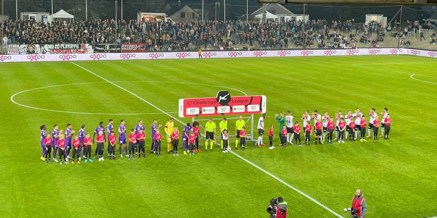 Die Spieler begrüssen die Fans im Stadion.