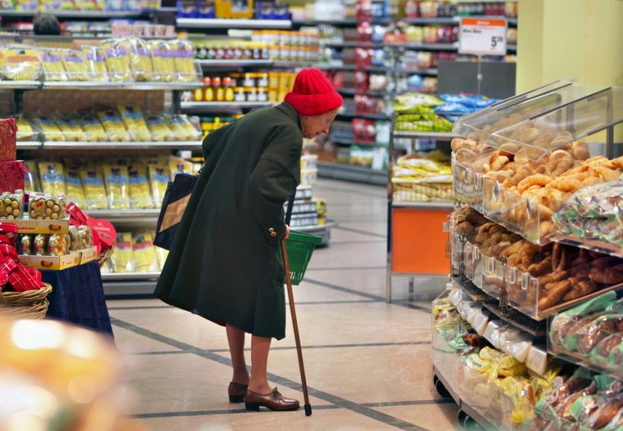 Wie viel ein Migros-Gipfeli kostet, hängt davon ab, wo man einkauft. (Archiv)