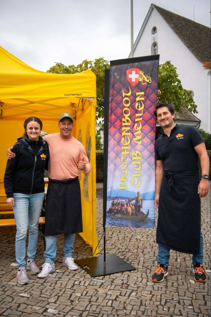 Sonja, Patrick und Dani vom Drachenboot Club Meilen versorgen die Besucher mit Feinem vom Grill.