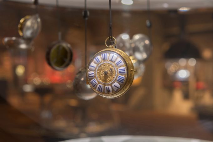 Kleinuhren wie diese Pariser Zwiebeluhr aus dem 17. Jahrhundert erzählen gleichzeitig vom Kunstgeschmack, den uhrmacherischen Fertigkeiten und den Produktionsbedingungen ihrer Herstellungszeit. Ausflüge schlechtes Wetter