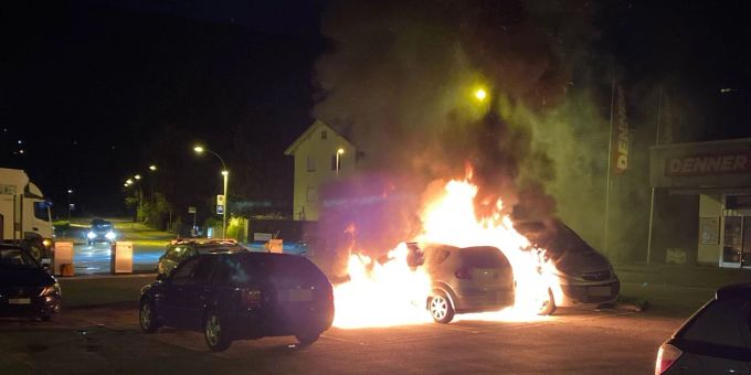 Brandstiftung? - Zwei Autos in Grenchen SO durch Brand zerstört