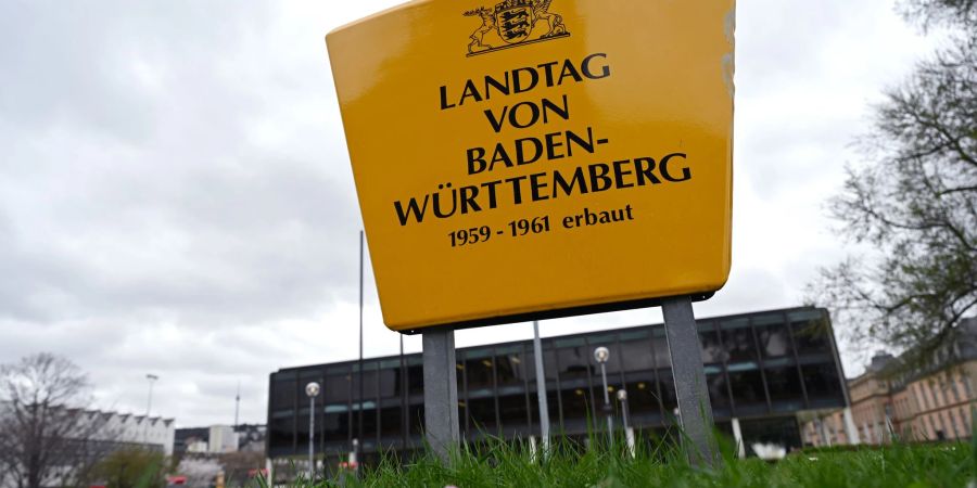 Zwei AfD-Politiker sind vor dem Landtag in Stuttgart angegriffen und verletzt worden.