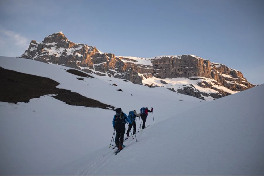 Die hochalpinen Hütten stecken noch im Winterbetrieb und sind für Skitourengänger offen.