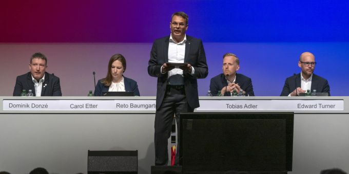 Der Vereinsvorstand mit Dominik Donze, Carol Etter, Reto Baumgartner, Tobias Adler und Edward Turner, von links, an der 130. ordentlichen Mitgliederversammlung des FC Basel. FC Basel