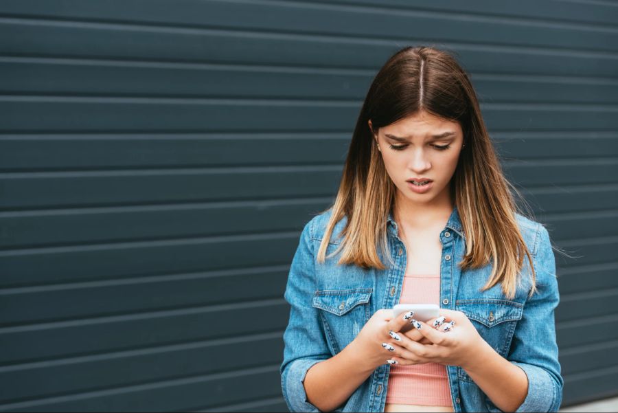 Junge Frau, verzweifelt, Smartphone