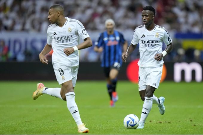Kylian Mbappé und Vinicius Junior prägten die Offensiven ihrer Klubs im letzten Jahr. Jetzt laufen sie gemeinsam für Real Madrid auf. Mbappé Vinicius