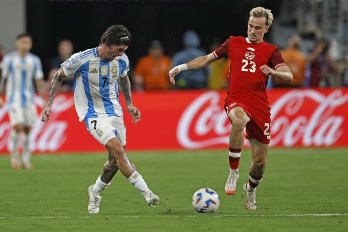 Liam Millar (r.) ist kanadischer Nationalspieler und spielte zuletzt an der Copa America. Liam Millar