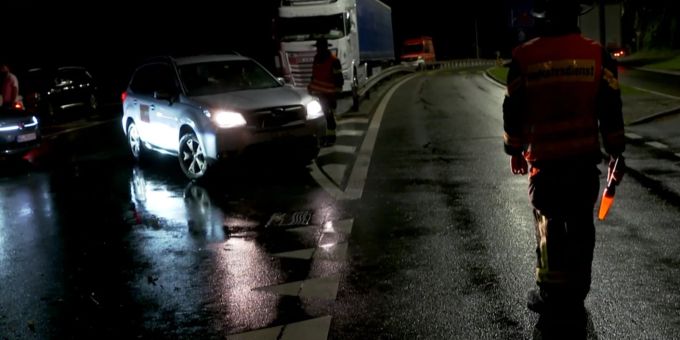 Die Axenstrasse musste am Montag wegen einem Murgang gesperrt werden. Für die Autos gab es deshalb kein Weiterkommen mehr. Axenstrasse