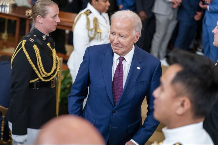 Joe Biden zwischen Menschen