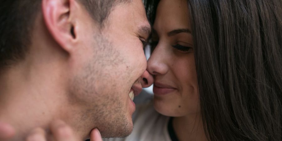Die Forschung zeigt, dass der Botenstoff Dopamin womöglich als eine Art Treibstoff für Liebesbeziehungen dient.
