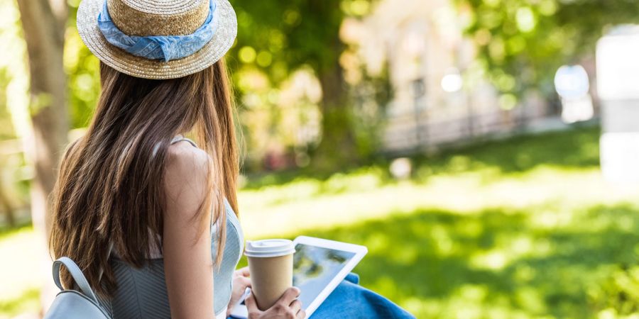 Junge Frau im Sommer, Kaffeebecher, Tablet