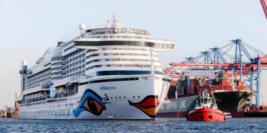 Das Kreuzfahrtschiff «Aida Prima» fährt in Hamburg in den Hafen. Aida Cruises hat geplante Reisen durch das Rote Meer abgesagt und alternative Routen aufgelegt.