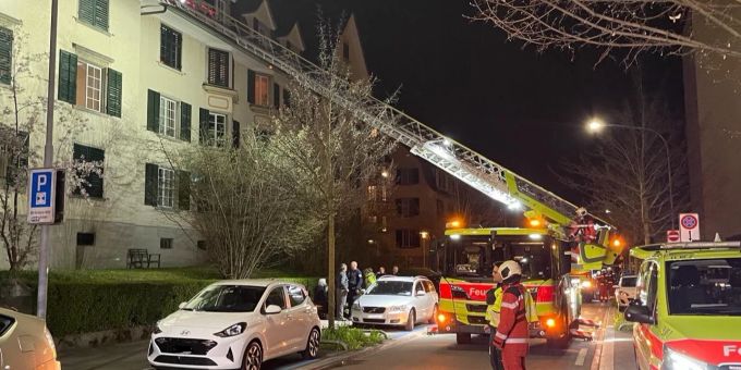 Zürich - Zwei Personen nach Kellerbrand im Kreis 6 ins Spital gebracht