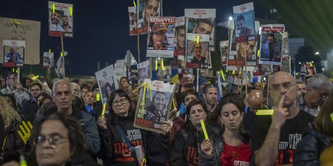 Israelis demonstrieren fordern die Freilassung der von der Hamas in Gaza festgehaltenen Geiseln. (Archivbild) Foto: Ilia Yefimovich/dpa Israelis