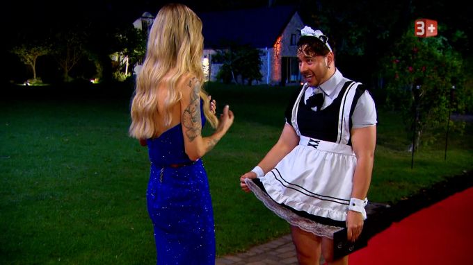 Da staunt die Bachelorette nicht schlecht: Kandidat Mike kommt im Dienstmädchen-Outfit. die bachelorette