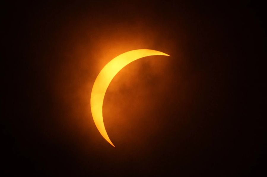 Der Mond verdeckt in Texas die Sonne fast komplett.