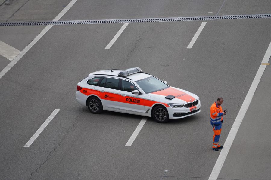 Ein Polizeiauto vor dem gesperrten Üetliberg-Tunnel.