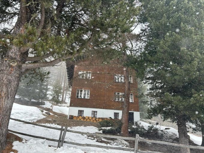 Das Wham!-Haus in Saas Fee Mitte März 2024. Wham!-Haus