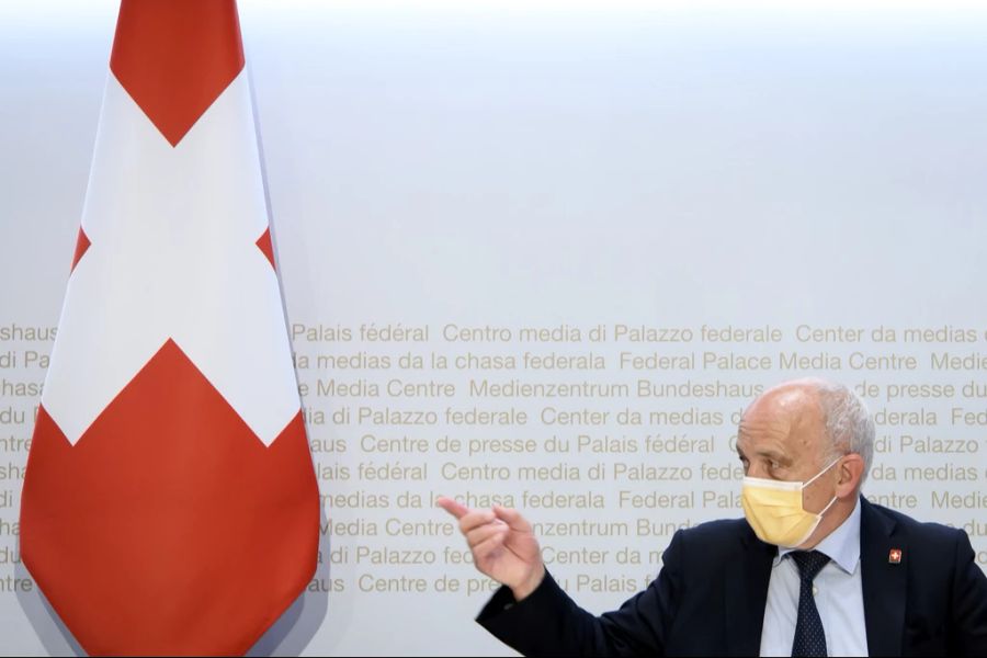 Mit seiner Forderung gerät der Alt-Bundesrat jetzt zwischen Stuhl und Bank: Sogar aus den «eigenen» Reihen – derjenigen der Massnahmenkritiker – hagelt es Kritik. (Symbolbild)