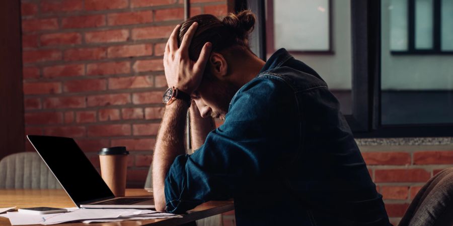 mann schlägt die hände über dem kopf zusammen, büro