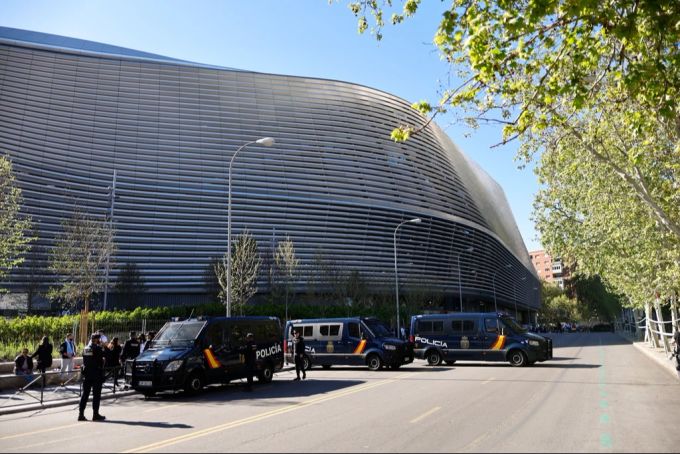Die spanische Polizei ist vor dem Santiago Bernabéu präsent. Champions League