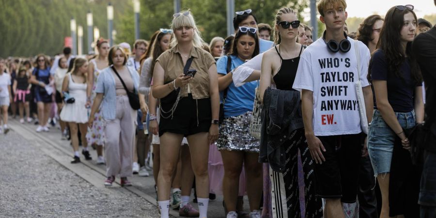 Drei Tage hintereinander lange Schlangen vor dem Einlass ins Nationalstadion in Warschau - für Taylor Swift.