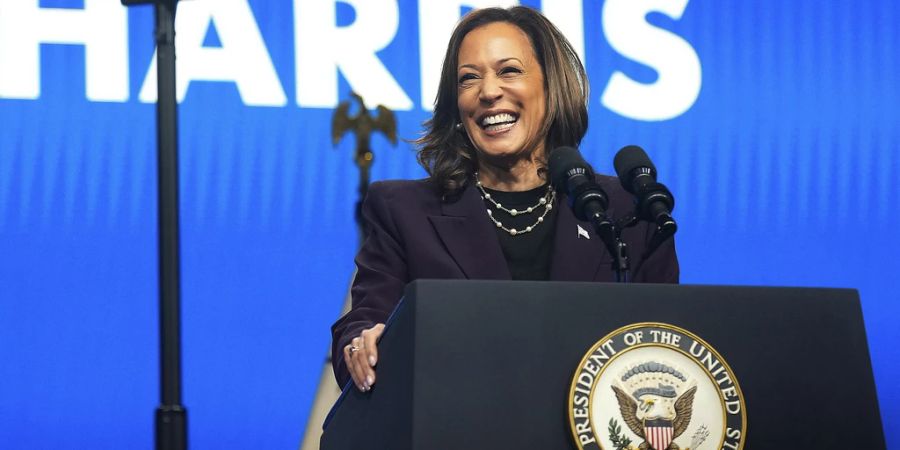 Kamala Harris ist die Vizepräsidentin von Joe Biden und wird nun von ihm als seine Nachfolgerin für die US-Wahlen vorgeschlagen.