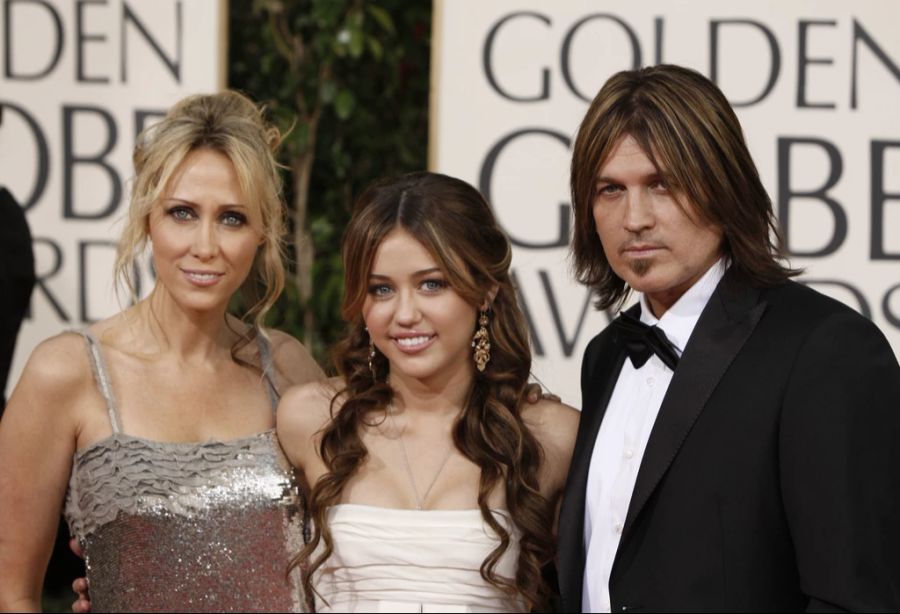 Miley Cyrus im Jahr 2009 mit ihren damals noch nicht getrennten Eltern Tish und Billy Ray Cyrus. (Archivbild)