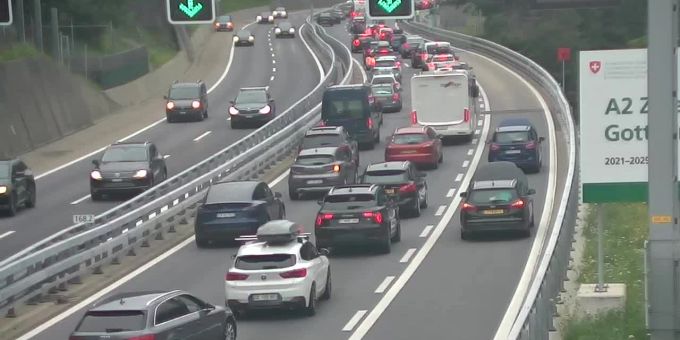 1,5 Stunden Wartezeit - Neun Kilometer Stau vor dem Gotthard-Nordportal