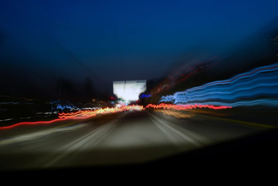 mikroschlaf auf der autobahn, verkehr, dunkle strasse