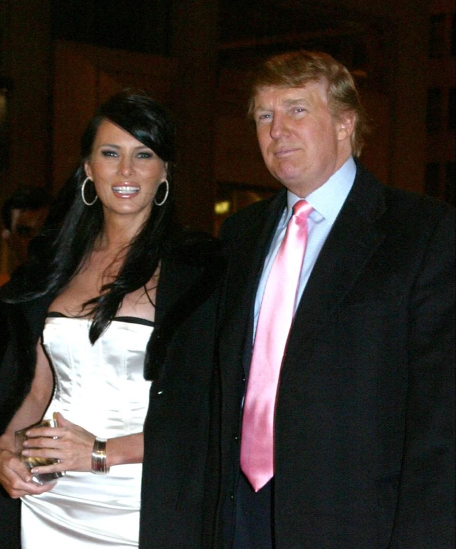 Bereits 2004 hat sich Trump extra lange Kravatten angezogen, wie hier mit Melania.