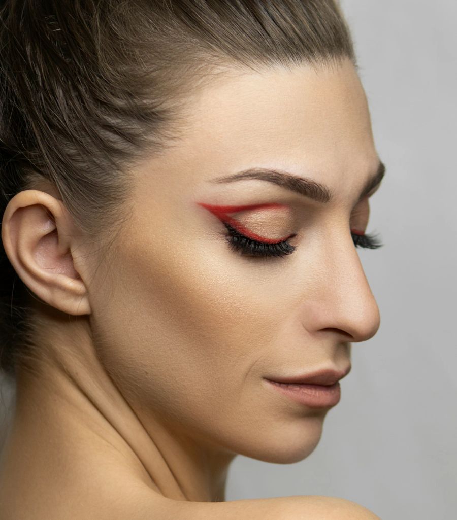 grafischer eyeliner in rot